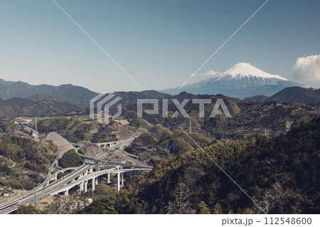 新東名高速道路の新清水JCTと富士山を静岡県から見る 112548600