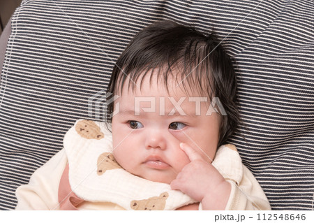 【お座りする赤ちゃんとあっかんべー】 【お座りする赤ちゃんとあっかんべー】 112548646