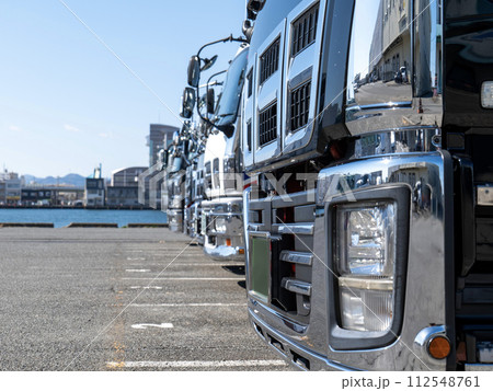 並んで停車している日本の大型トラック, 並んで停車している日本の大型トラック, 112548761