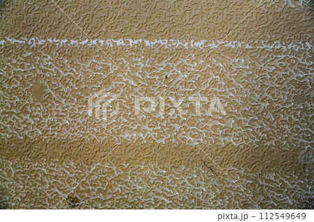Rough surface of the underside of tiles, porcelain tiles, for better adhesion, adhesion to the mounting tile adhesive, and to protect against damage during operation due to uneven load 112549649