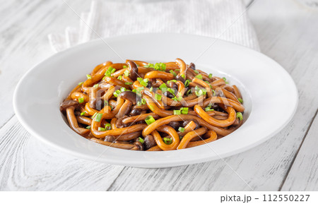 Udon noodles with mushrooms 112550227