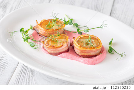 Bacon eryngii scallops 112550239