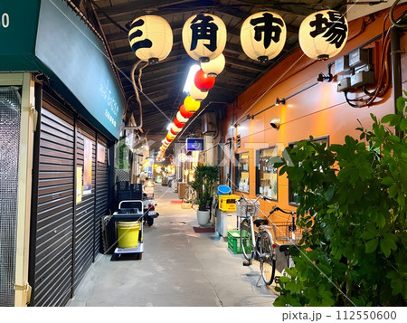 福岡市薬院 三角市場飲み屋街の光景 福岡市薬院 三角市場飲み屋街の光景 112550600