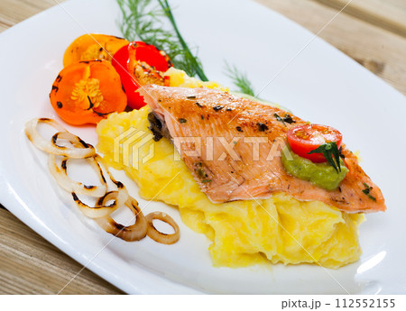 Fried trout fillets with mashed potato 112552155