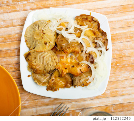 Salad bowl with pickled brittlegills and sliced white onions 112552249