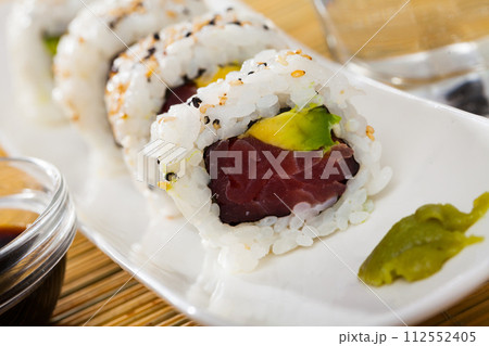Tuna and avocado sushi uramaki Tuna and avocado sushi uramaki 112552405