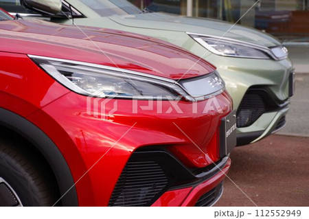 輸入車イメージ　販売店に並ぶ車　BYD ATTO3 112552949