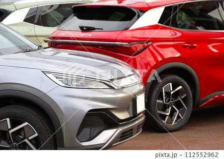 自動車イメージ 販売店に並ぶ車 BYD ATTO3 自動車イメージ 販売店に並ぶ車 BYD ATTO3 112552962