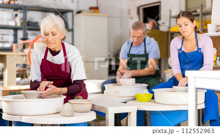 lady works on potter's wheel 112552963