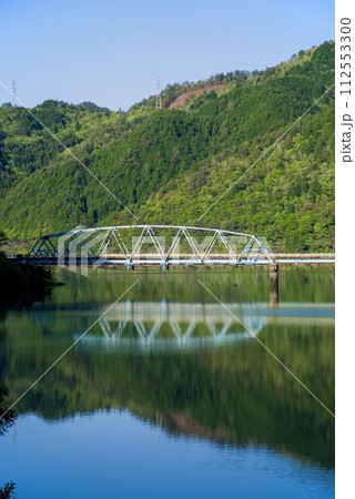 岐阜県・馬瀬川沿いの新緑風景《濃尾横断自動車道金山IC南》 岐阜県・馬瀬川沿いの新緑風景《濃尾横断自動車道金山IC南》 112553300