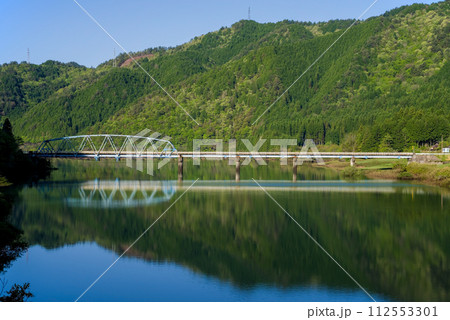 岐阜県・馬瀬川沿いの新緑風景《濃尾横断自動車道金山IC南》 112553301