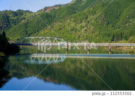 岐阜県・馬瀬川沿いの新緑風景《濃尾横断自動車道金山IC南》 岐阜県・馬瀬川沿いの新緑風景《濃尾横断自動車道金山IC南》 112553302