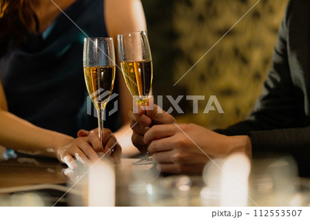 シャンパンを飲むカップル 112553507