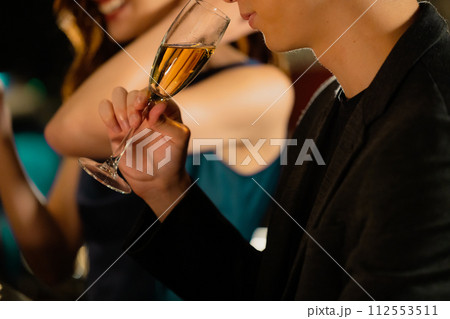 シャンパンを飲むカップル シャンパンを飲むカップル 112553511