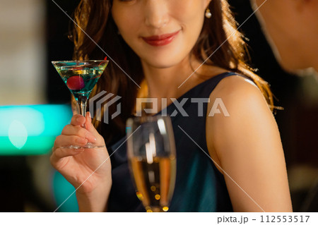 シャンパンを飲むカップル シャンパンを飲むカップル 112553517