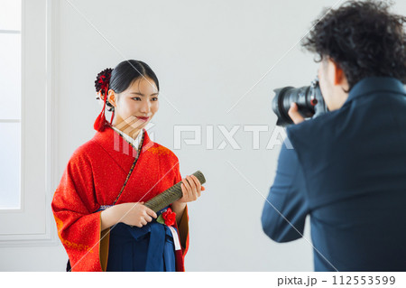 赤い振袖に袴 112553599