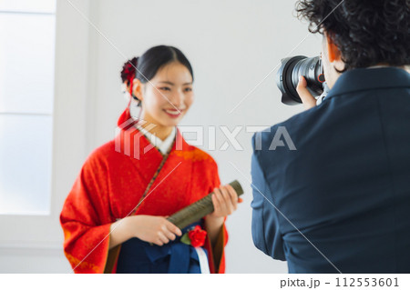 赤い振袖に袴 112553601
