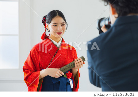 赤い振袖に袴 112553603
