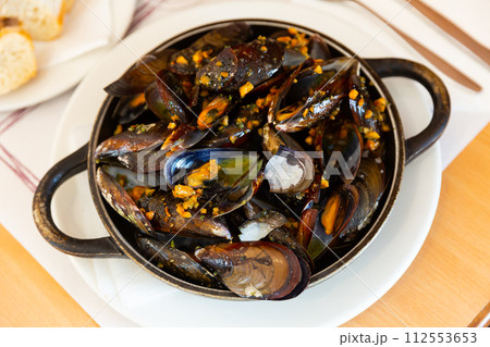 Grilled mussel dish with minced meat 112553653