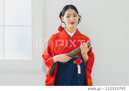 赤い振袖に袴 赤い振袖に袴 112553745