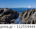 城ヶ島の磯から雪化粧の富士山を望む 112554444