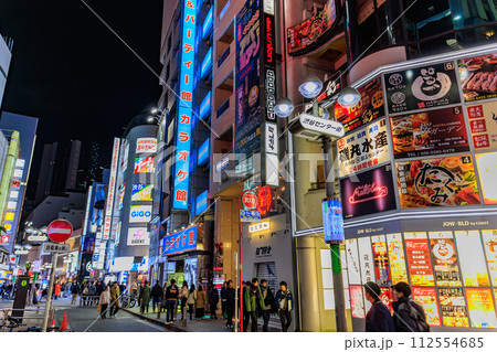 東京　渋谷区　渋谷センター街の都市風景　夜景 112554685
