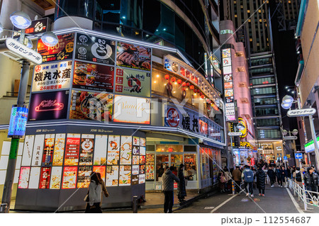 東京　渋谷区　渋谷センター街の都市風景　夜景 112554687