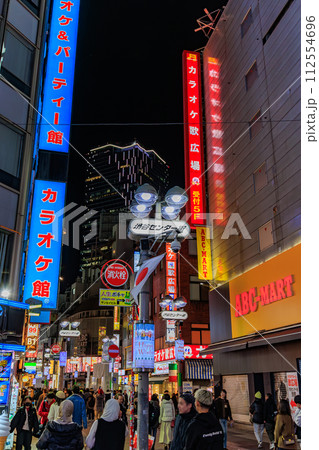 東京 渋谷区 渋谷センター街の都市風景 夜景 東京 渋谷区 渋谷センター街の都市風景 夜景 112554696