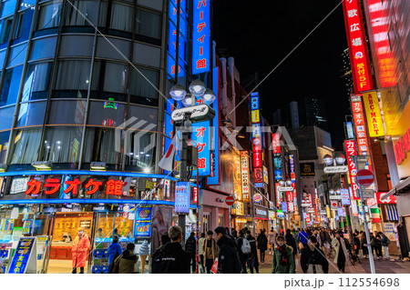 東京　渋谷区　渋谷センター街の都市風景　夜景 112554698