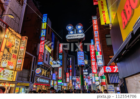 東京　渋谷区　渋谷センター街の都市風景　夜景 112554706