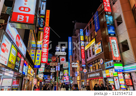 東京 渋谷区 渋谷センター街の都市風景 夜景 東京 渋谷区 渋谷センター街の都市風景 夜景 112554712
