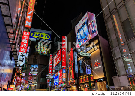 東京　渋谷区　渋谷センター街の都市風景　夜景 112554741