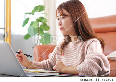 パソコンで作業をしている女性 パソコンで作業をしている女性 112555394