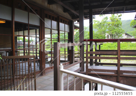 和風の建物の廊下 112555655