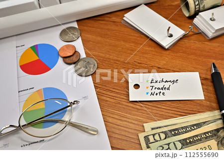 Exchange-Traded Noteと書かれたカードのあるデスク 112555690