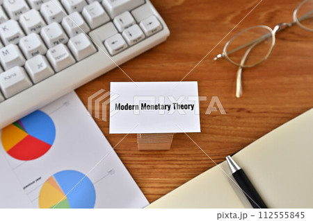 Modern Monetary Theoryと書かれたカードのあるデスク 112555845