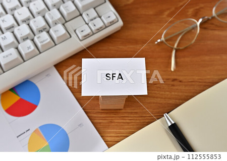 SFAと書かれたカードのあるデスク SFAと書かれたカードのあるデスク 112555853