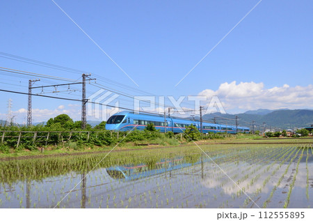 水鏡の中を走る電車 水鏡の中を走る電車 112555895