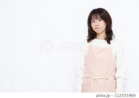 困っているエプロン姿の主婦 112555969