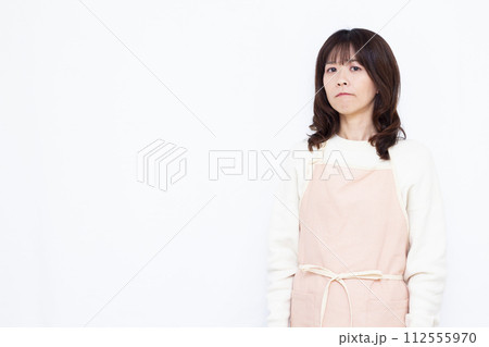 困っているエプロン姿の主婦 112555970
