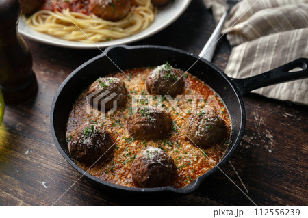 italian meat balls with marinara sauce and spaghetti 112556239