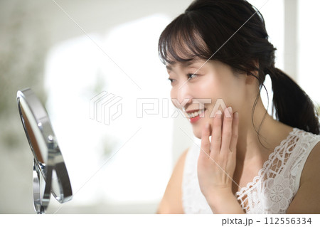 40代女性のスキンケア　ビューティーイメージ 112556334