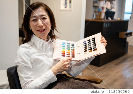 美容室でヘアカラーをしてもらう女性 112556569