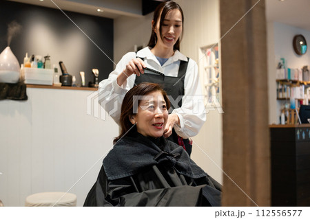 美容室でヘアセットをしてもらう女性 112556577