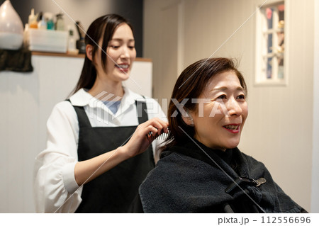 美容室でヘアカットをしてもらう女性 美容室でヘアカットをしてもらう女性 112556696