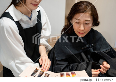 美容室で白髪染めをしてもらう女性 美容室で白髪染めをしてもらう女性 112556697