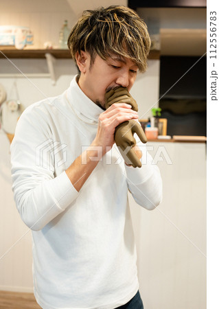 ヘアカラーの準備をする美容師さん 112556783