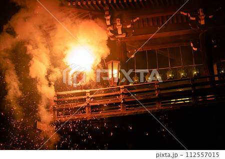 2024年3月11日　入堂する練行衆を先導するお松明　東大寺二月堂にて⑦ 112557015