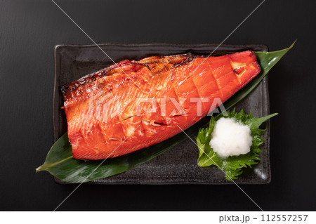 ［チリ産　養殖］サーモン　みりん漬け焼き 112557257