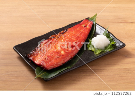 ［チリ産　養殖］サーモン　みりん漬け焼き 112557262